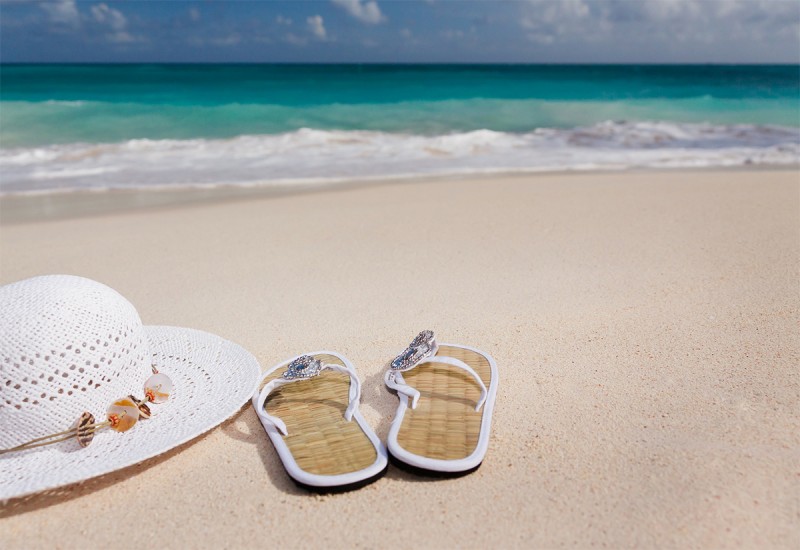 10 รองเท้าแตะชายหาด ทั้งผู้ชายและผู้หญิง ที่ใส่สบาย มีสไตล์ในวันชิลล์ ๆ