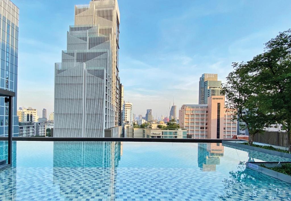 img สระว่ายน้ำอินฟินิตี้บนดาดฟ้าของโรงแรมเปิดโอกาสให้คุณชมวิวสกายไลน์ของกรุงเทพฯ
